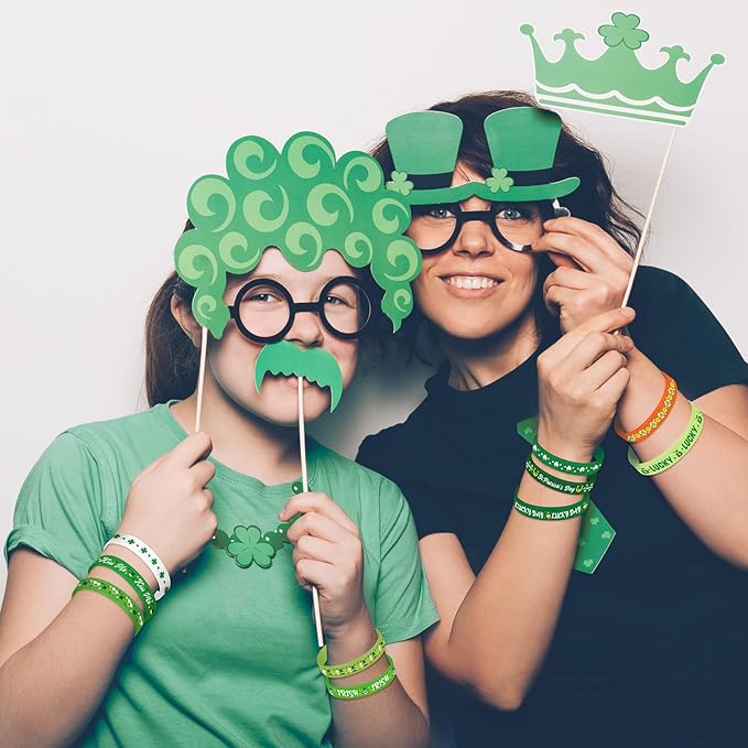 Wettarn 100 Pcs St. Patrick's Day Rubber Wristbands St. Patricks Day Silicone Bracelet Shamrock St Patricks Day Bracelets Green Rubber for St. Patrick's Day Party Favors Supplies School Gift Supplies