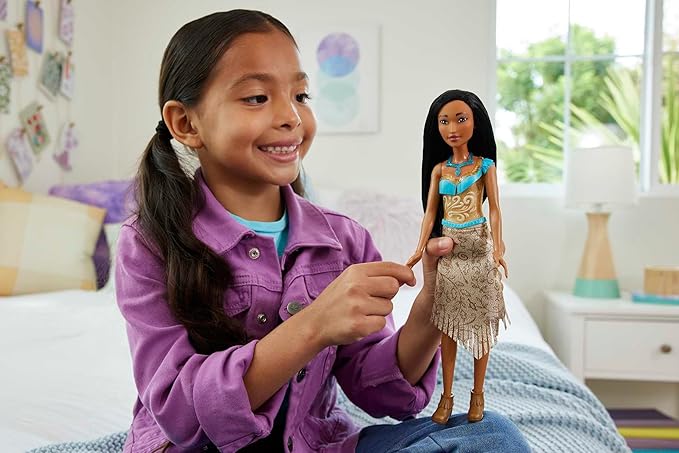 Mattel Disney Princess Toys, Pochontas Fashion Doll, Sparkling Look with Black Hair, Brown Eyes & Necklace Accessory, Inspired by the Movie