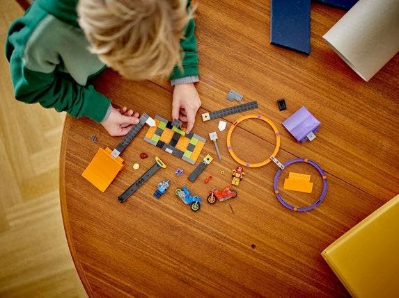 LEGO City Stuntz Spinning Stunt Challenge 60360-1 or 2 Player Tournaments with Flywheel-Powered Motorcycle Toys, Features 2 Minifigures and Ramps, Fun Gift Set Idea for Boys, Girls, or Kids Ages 6+