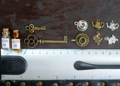 UMBRELLALABORATORY 6-10pcs Alice in Wonderland Party Supplies, Decoration, Potion Bottle with Cork Costume Accessory, DIY jewelry making charms