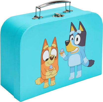 Bluey – Picnic Basket Set – 30 Piece Wooden Roleplay Toy with Carry Case, Cutlery & Pretend Food Accessories for Kids – FSC-Certified Material – Fun Imaginative Kit for 3 Years and Up