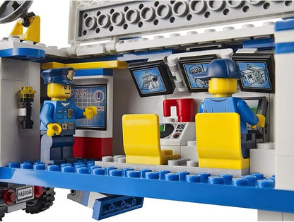 LEGO City Mobile Police Unit Control Room Truck with 3 Minifigures | 60044