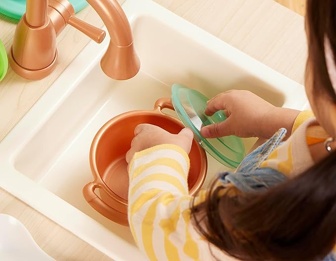 Battat – Play Kitchen & Market – Toddler-Friendly Size – Chalkboard Menu & Oven Dials – 25 Toy Cooking Accessories – 2 Years + – Two n' One Cookin' Fun