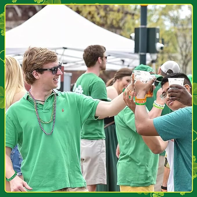 JUNEBRUSHS 24pcs St. Patrick's Day Party Favors Silicone Bracelets Green Clover Shamrock Rubber Wristbands Adults St. Patrick's Day Party Ireland Spring Holiday Decorations Gift (8 Designs)