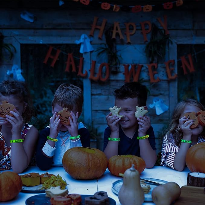 Capoda 200 Pcs Halloween Luminous Silicone Wristbands, Pumpkin Patterns Rubber Bracelets Glow in the Dark, for Kid over 6 Years Halloween Trick or Treat Party Favors Goodie Bag Stuffers Supplies