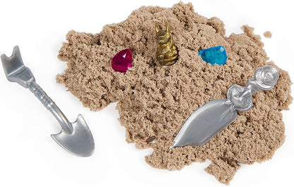 Kinetic Sand, Mini Mummy 170g Magic Sand, Kinetic Sand Brown, 1 Surprise Figure, 2 Accessories and 3 Gems Included, Toys for Boys and Girls 3 Years Old
