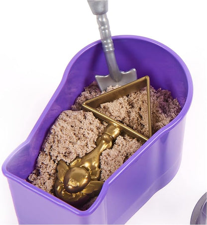 Kinetic Sand, Mini Mummy 170g Magic Sand, Kinetic Sand Brown, 1 Surprise Figure, 2 Accessories and 3 Gems Included, Toys for Boys and Girls 3 Years Old