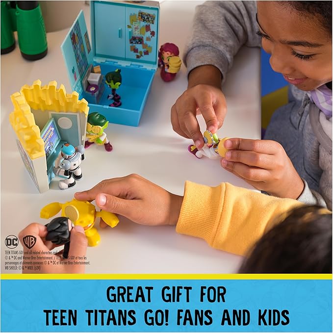 Spin Master Teen Titans Go! Kitchen Chaos Dis-Play Set with Beast Boy and Cyborg Figures and Accessories, Playset Kids Toys for Boys and Girls 4 and Up