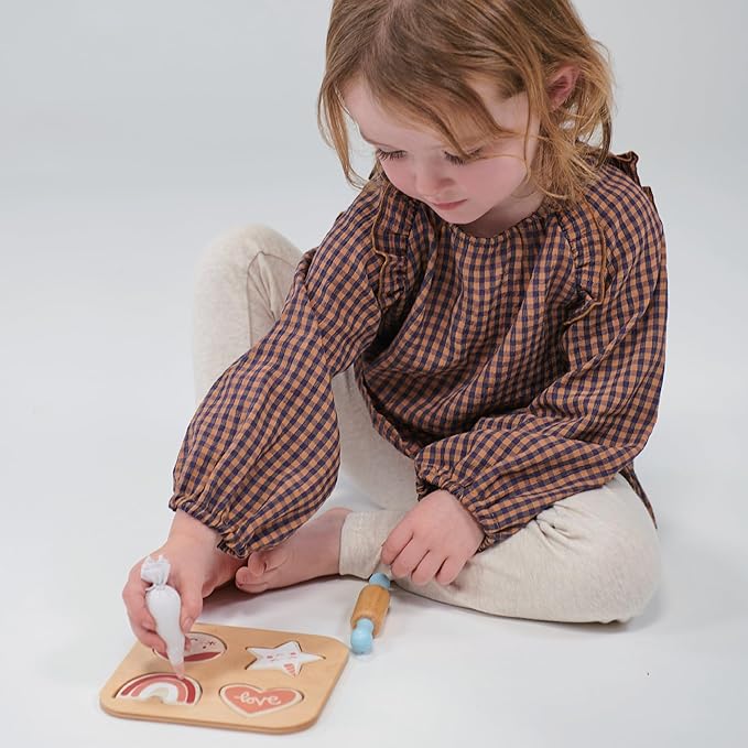 Mentari Toys - Cookie Cutting Set - 7pc Wooden Cookie Play Food Set with Accessories - Pretend Play Cookies and Baking for Toddlers - Shape Sorting Imaginative Play Set for Toddlers - Age 2+