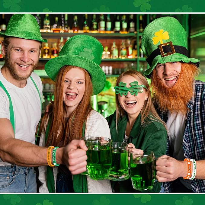 JUNEBRUSHS 24pcs St. Patrick's Day Party Favors Silicone Bracelets Green Clover Shamrock Rubber Wristbands Adults St. Patrick's Day Party Ireland Spring Holiday Decorations Gift (8 Designs)