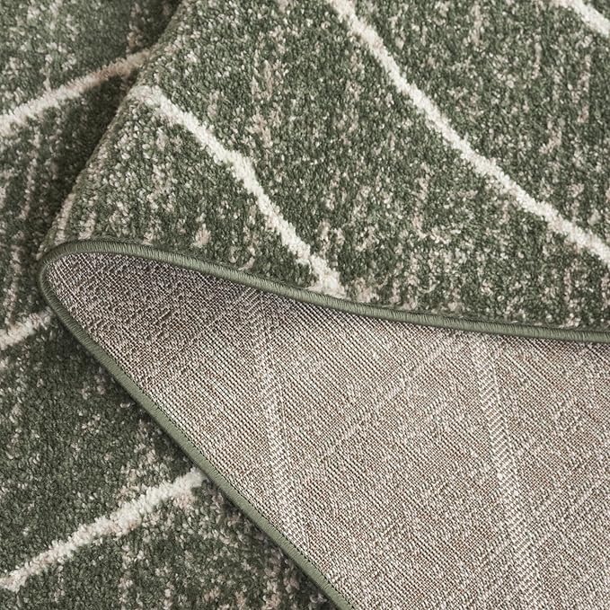 SAFAVIEH Adirondack Collection Runner Rug - 2'6" x 8', Green & Ivory, Geometric Design, Ideal for High Traffic Areas in Entryway, Kitchen & Bathroom (ADR251X-28)