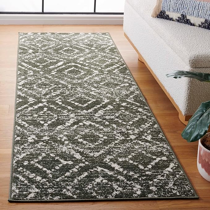 SAFAVIEH Adirondack Collection Runner Rug - 2'6" x 8', Green & Ivory, Geometric Design, Ideal for High Traffic Areas in Entryway, Kitchen & Bathroom (ADR131E-28)