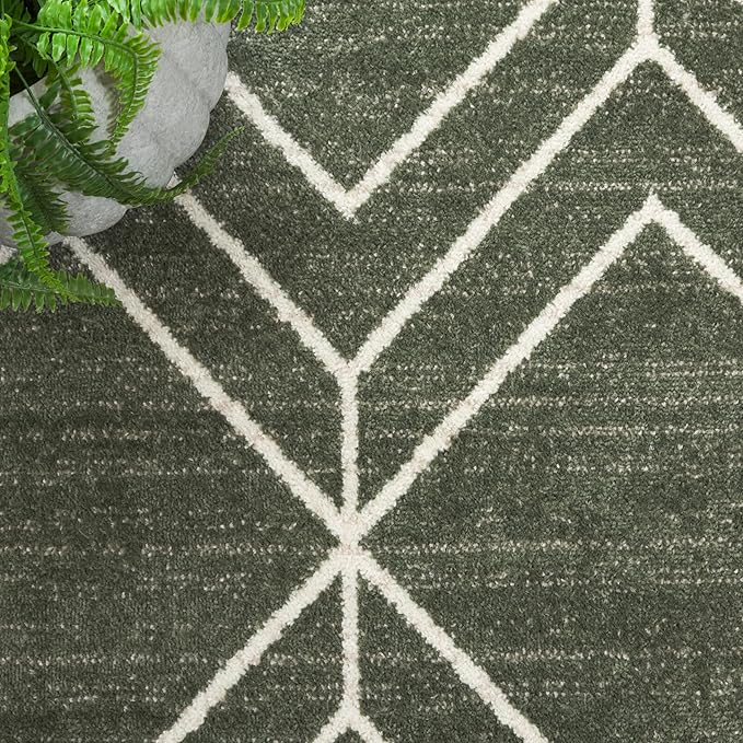 SAFAVIEH Adirondack Collection Runner Rug - 2'6" x 8', Green & Ivory, Geometric Design, Ideal for High Traffic Areas in Entryway, Kitchen & Bathroom (ADR241X-28)