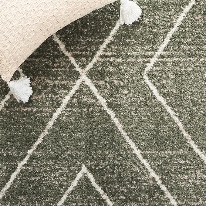 SAFAVIEH Adirondack Collection Runner Rug - 2'6" x 8', Green & Ivory, Geometric Design, Ideal for High Traffic Areas in Entryway, Kitchen & Bathroom (ADR251X-28)